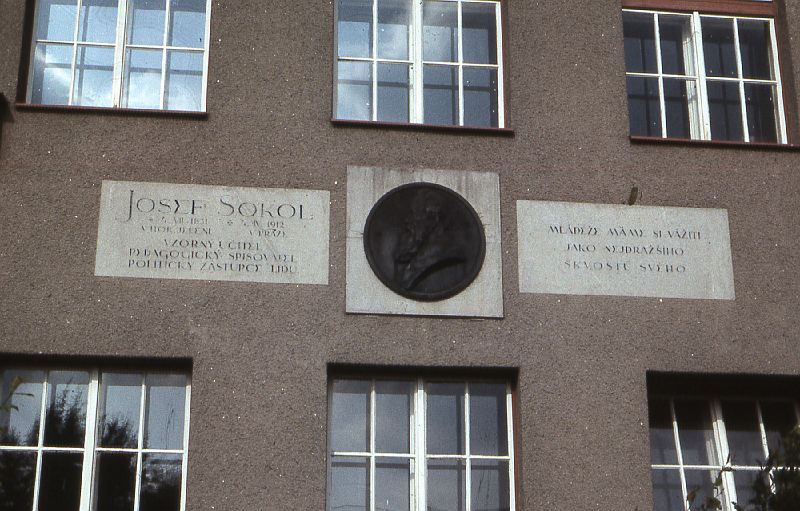02skola.jpg - Základní škola - deska vzorného učitele Josefa Sokola (1831-1912)
