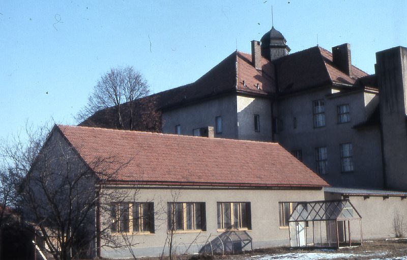 04skola.jpg - Základní škola - jiho-západní pohled; v popředí budova pro dílenská cvičení