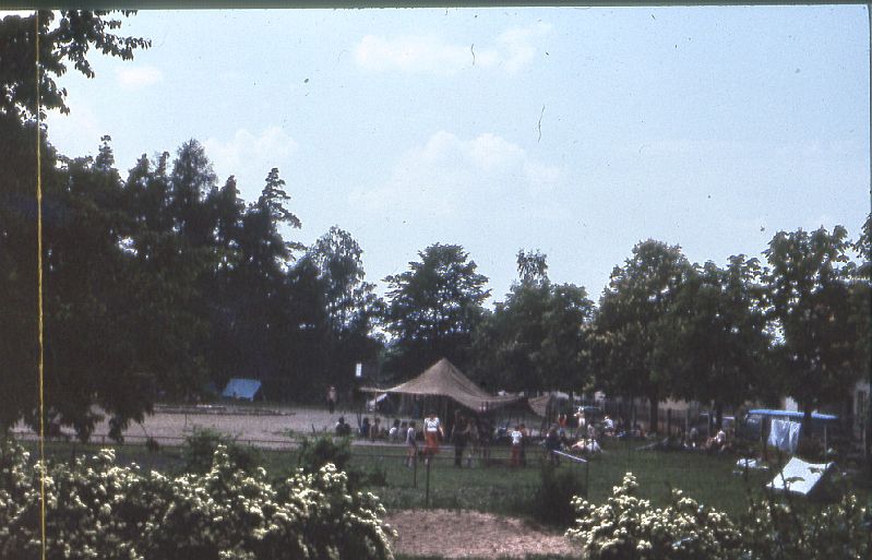 09bskola.jpg - Základní škola - trampské písně na školním pozemku