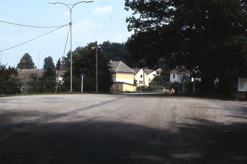 zastavka02.jpg - Autobusová zatávka - léto